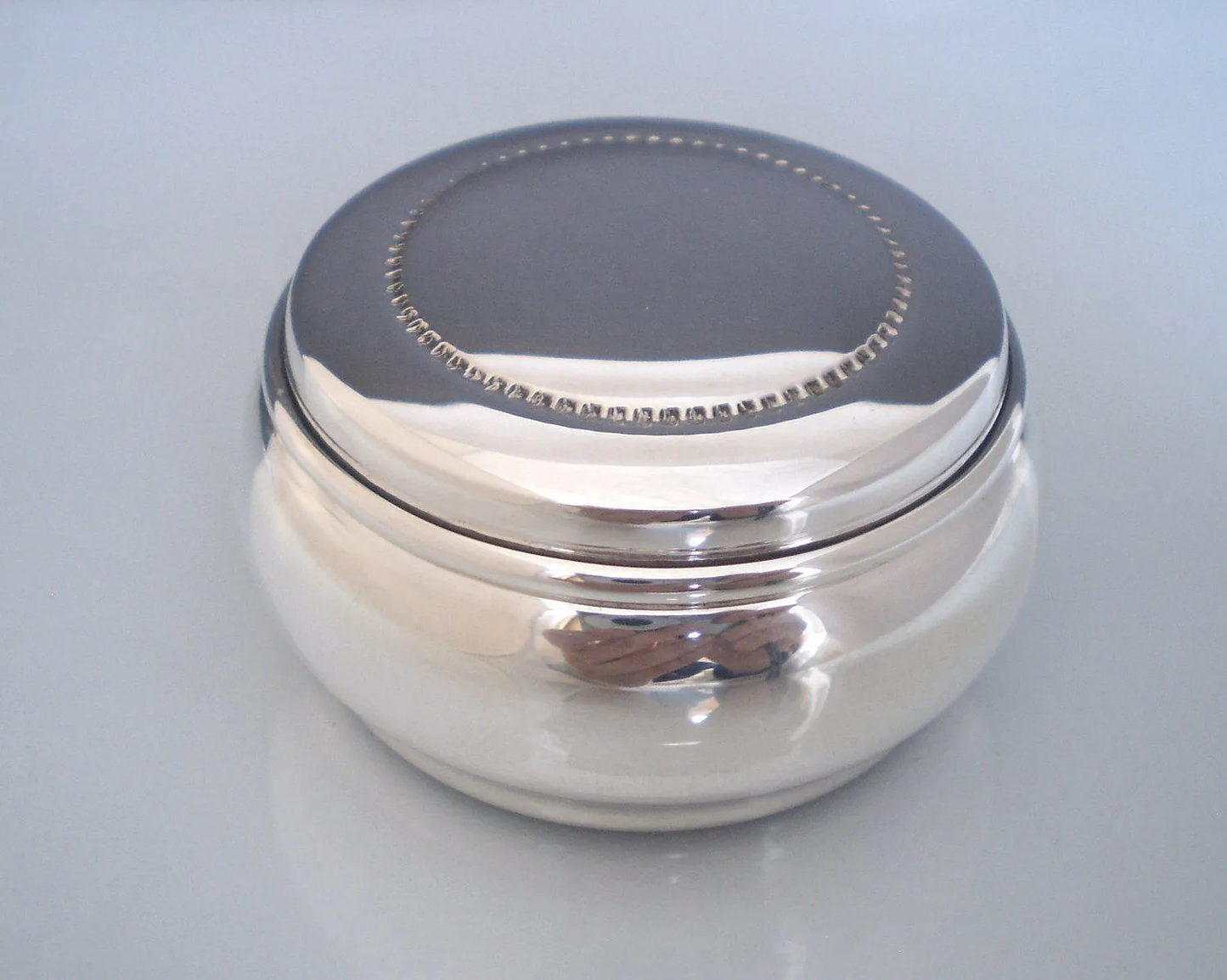 Sterling silver .925 round box, pillbox, treasure mini box