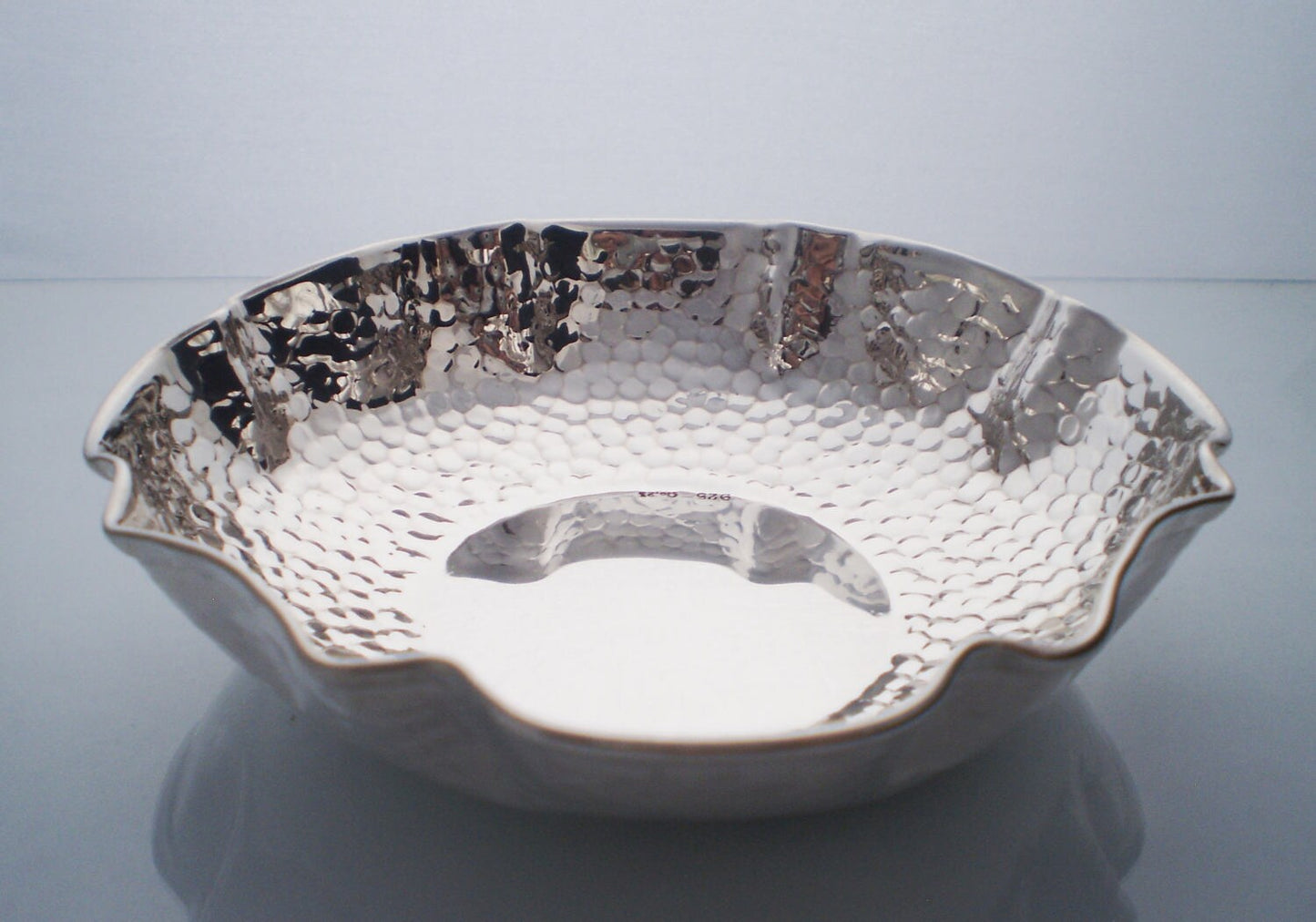 Sterling silver .925 centerpiece bowl, hammered round with dandelian design