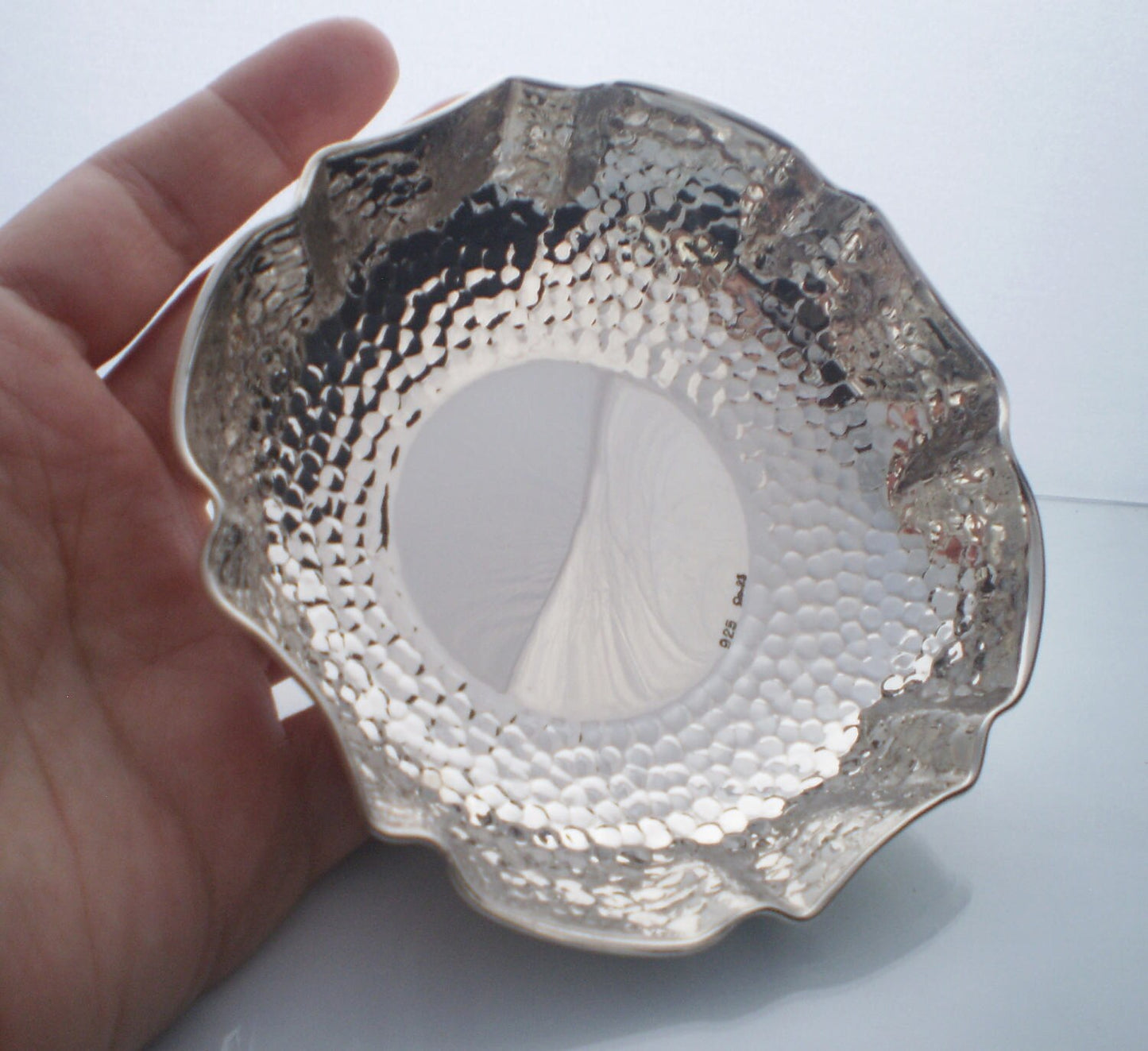 Sterling silver .925 centerpiece bowl, hammered round with dandelian design