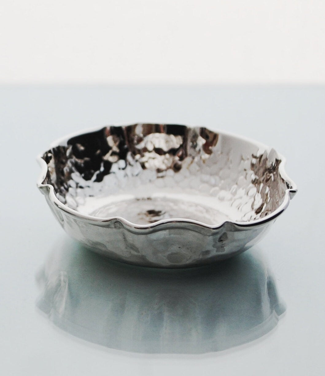 Sterling silver .925 centerpiece bowl, hammered round with dandelian design