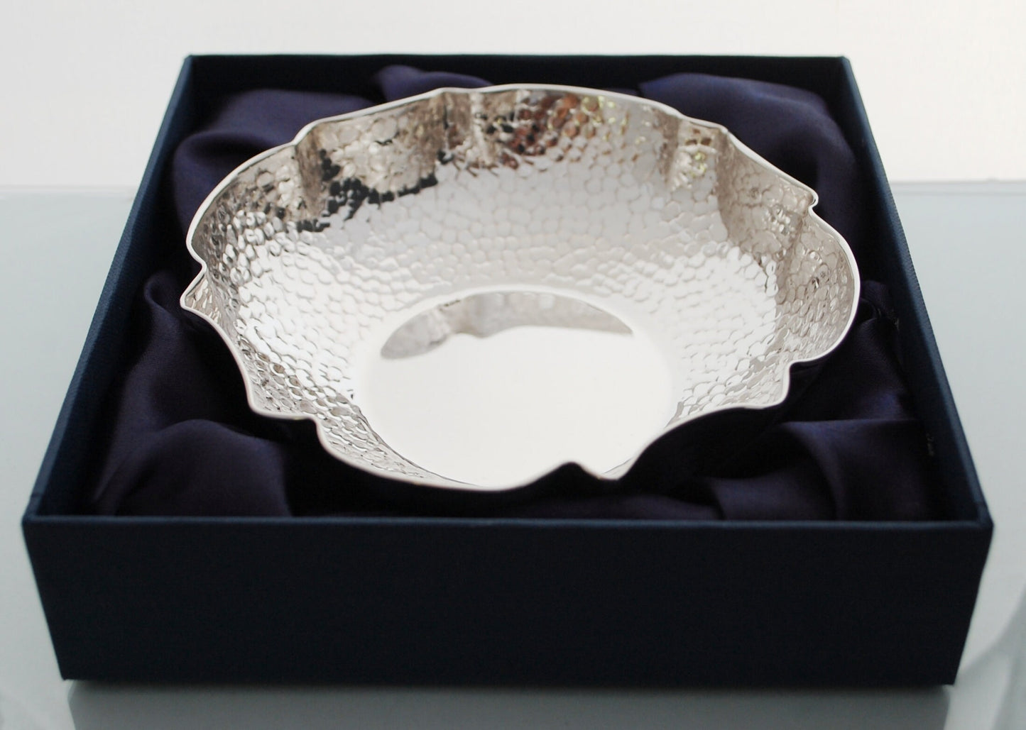 Sterling silver .925 centerpiece bowl, hammered round with dandelian design