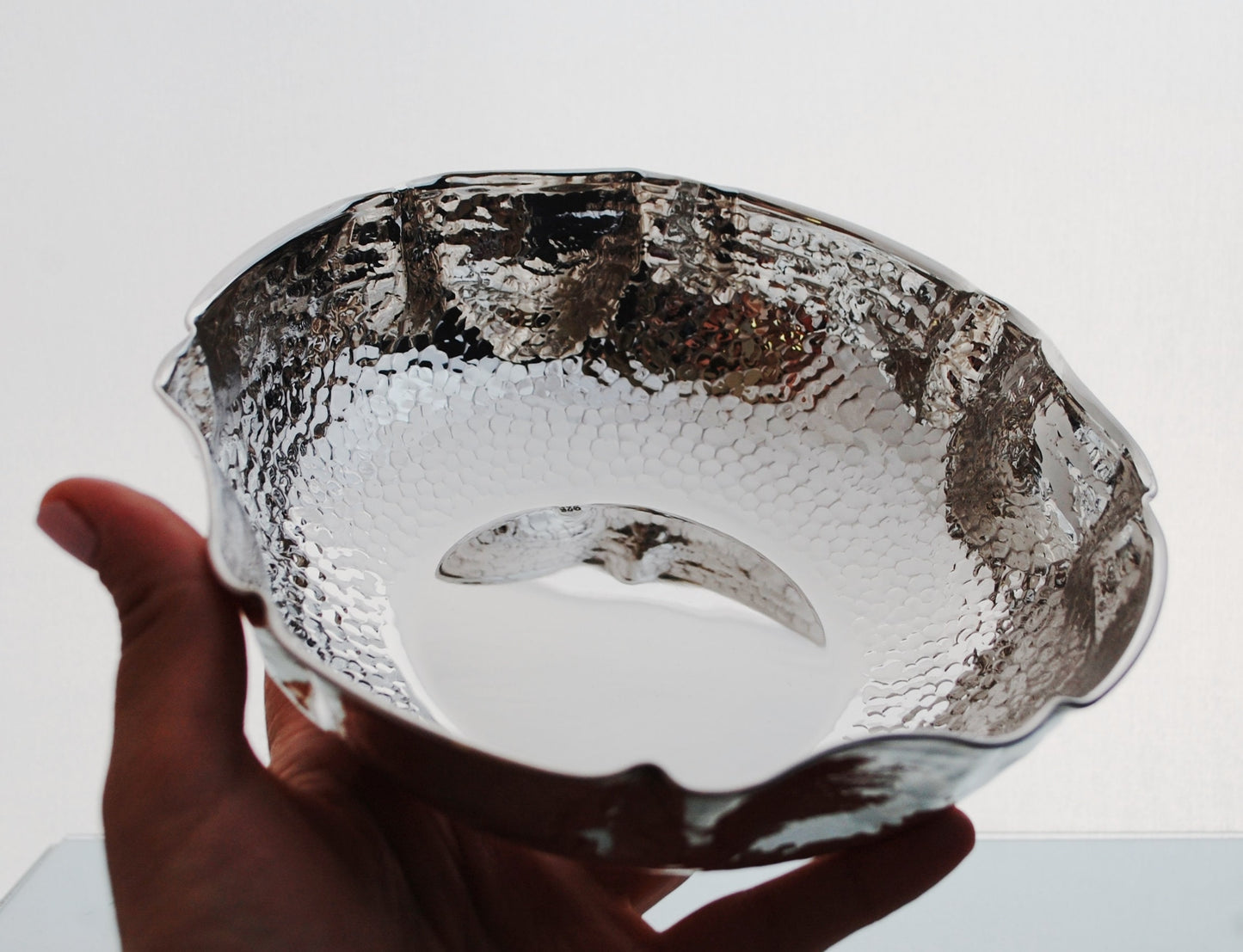 Sterling silver .925 centerpiece bowl, hammered round with dandelian design