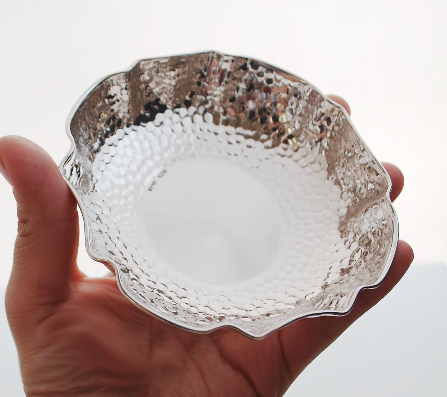 Sterling silver .925 centerpiece bowl, hammered round with dandelian design