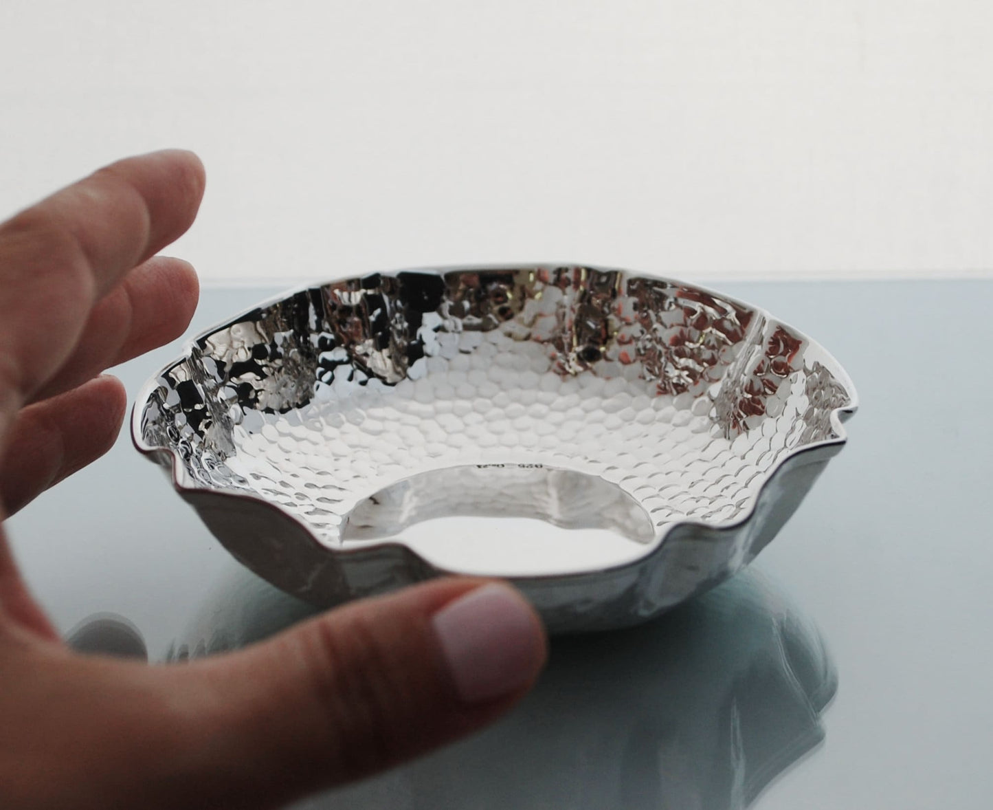 Sterling silver .925 centerpiece bowl, hammered round with dandelian design