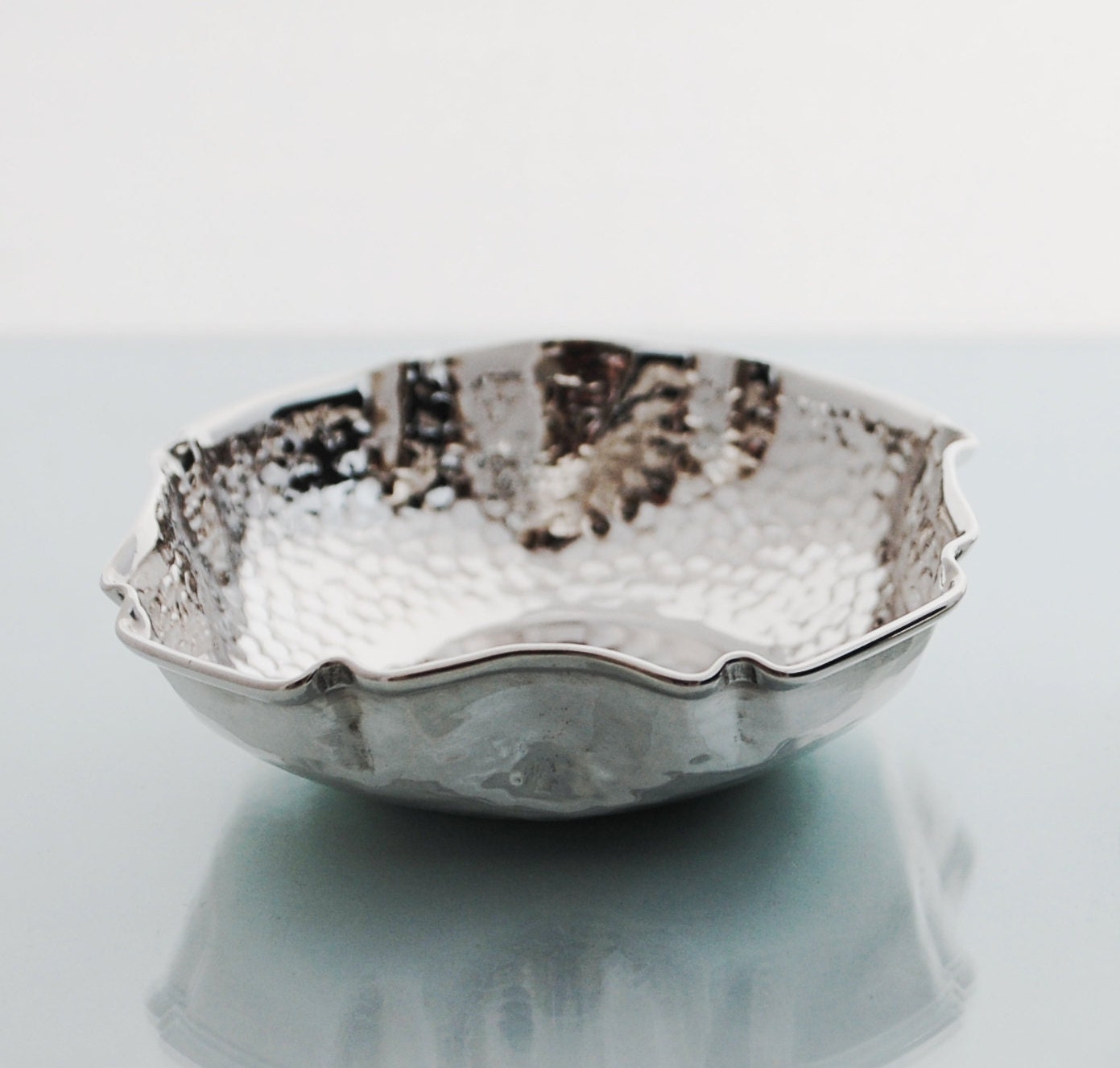 Sterling silver .925 centerpiece bowl, hammered round with dandelian design